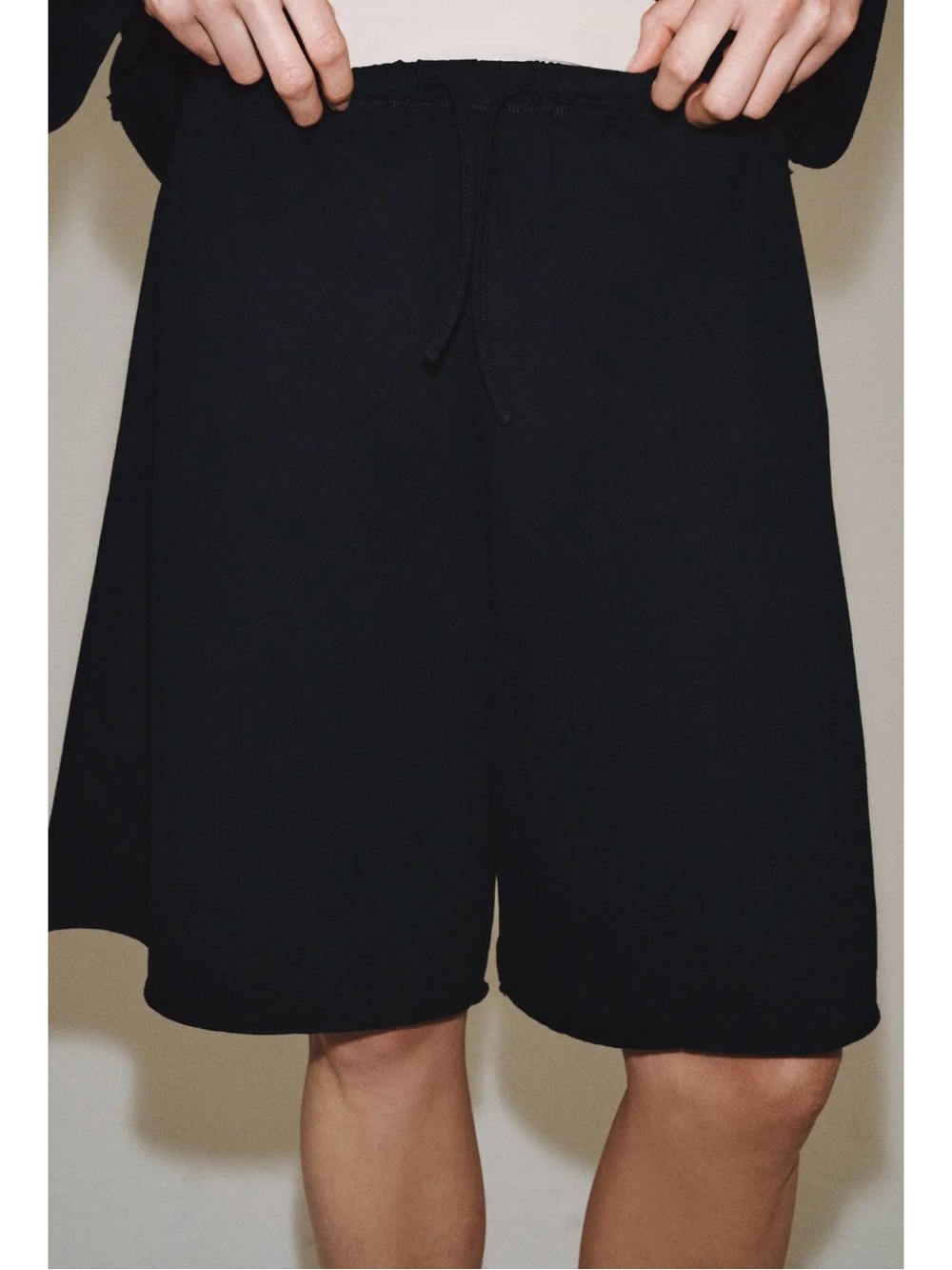 100% Cotton Minimal Longsleeve & Shorts Bermuda Set (Margot Robbie Inspo) Black - Picture 4 of 4